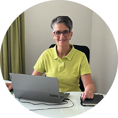 Heilpraktikerin Andrea Bertelsbeck bei der Beratung in ihrer Naturheilpraxis in Ahaus