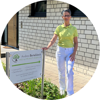 Heilpraktikerin Andrea Bertelsbeck vor dem Eingang ihrer Naturheilpraxis in Ahaus