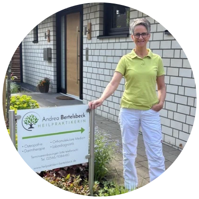 Heilpraktikerin Andrea Bertelsbeck vor dem Eingang ihrer Naturheilpraxis in Ahaus